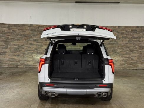 Used 2025 Chevrolet Traverse LT w/ Enhanced Driving Package image 8