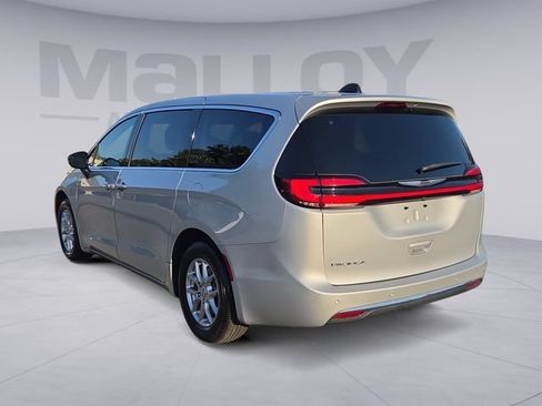 Used 2024 Chrysler Pacifica Touring-L FWD image 3