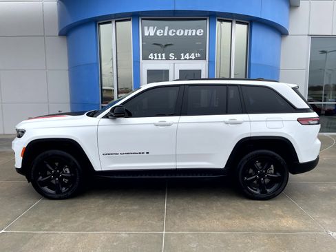 Used 2024 Jeep Grand Cherokee Altitude image 1