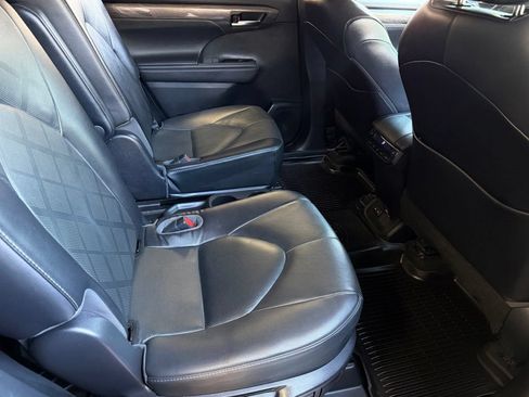 Used 2022 Toyota Highlander Platinum FWD image 25