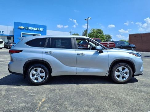 Used 2023 Toyota Highlander LE image 5