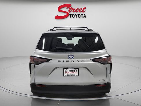 Used 2023 Toyota Sienna LE image 3