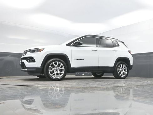 Used 2025 Jeep Compass Limited AWD/4WD image 37