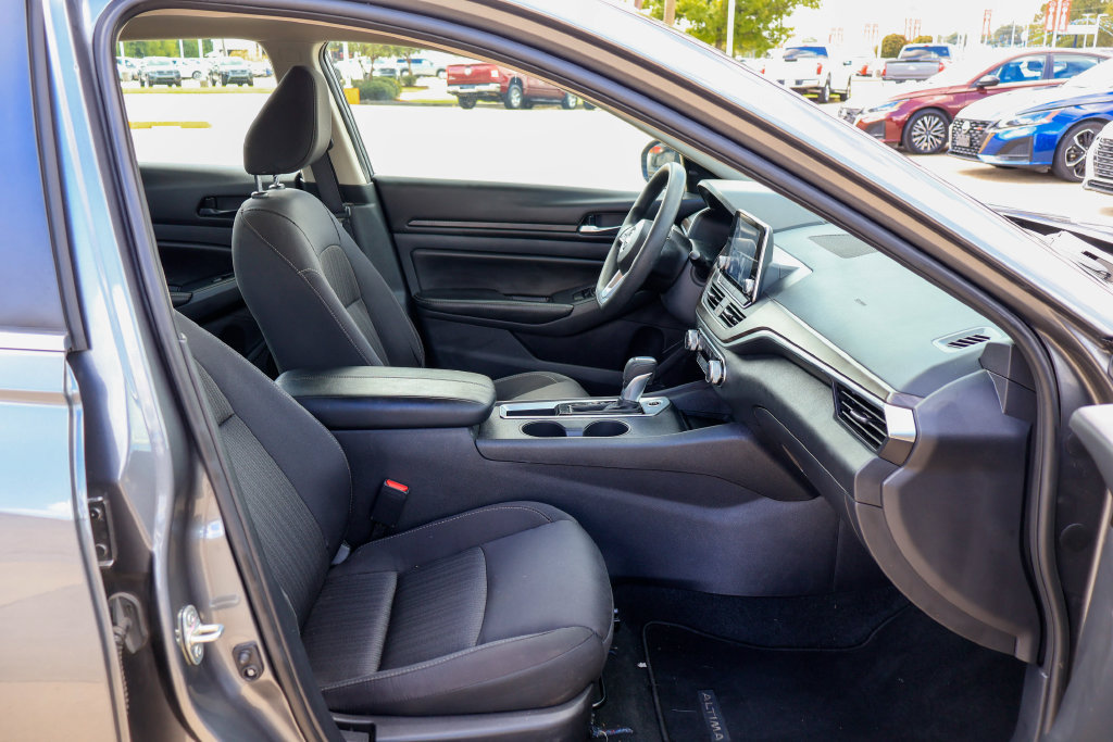 Used 2025 Nissan Altima 2.5 SV FWD image 8