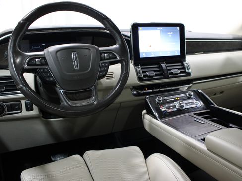 Used 2019 Lincoln Navigator Reserve image 2