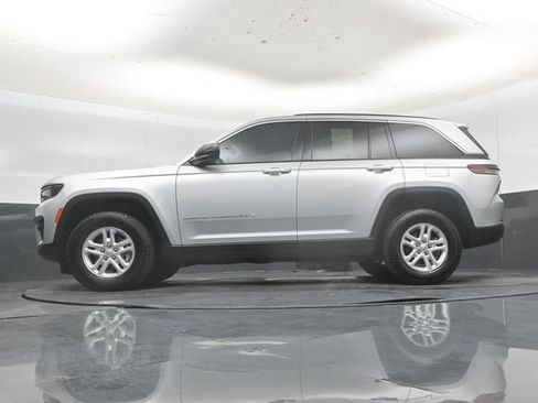 Used 2025 Jeep Grand Cherokee Laredo AWD/4WD image 52