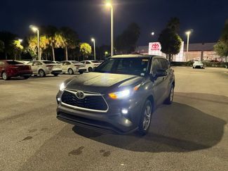 Used 2022 Toyota Highlander LE FWD video 1