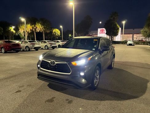 Used 2022 Toyota Highlander LE FWD image 1