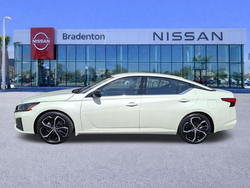 Used 2025 Nissan Altima 2.5 SR FWD image 8