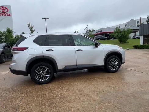 Used 2024 Nissan Rogue S AWD/4WD image 7