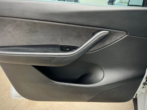 Used 2021 Tesla Model Y Long Range image 34