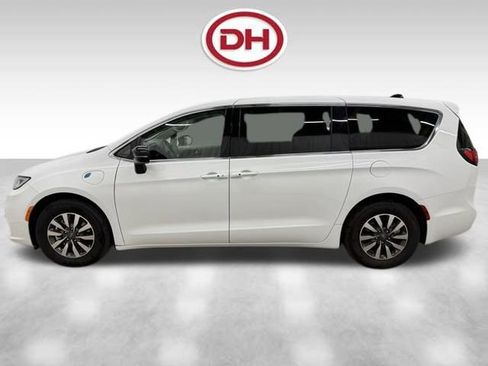 Used 2024 Chrysler Pacifica Select image 2