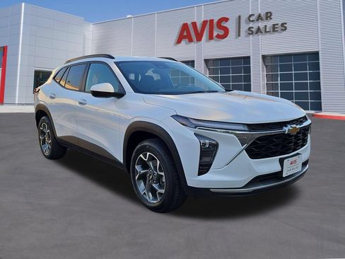 Used 2025 Chevrolet Trax LT w/ LT Convenience Package FWD image 3