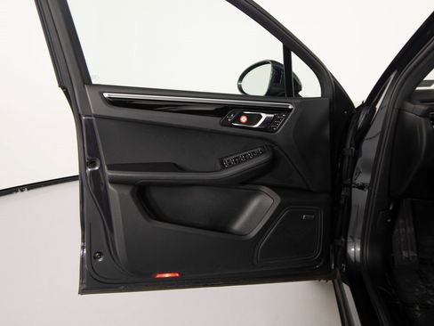 Certified 2021 Porsche Macan image 15