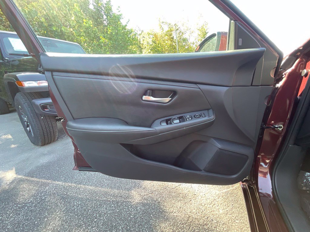 Used 2025 Nissan Sentra SV FWD image 8