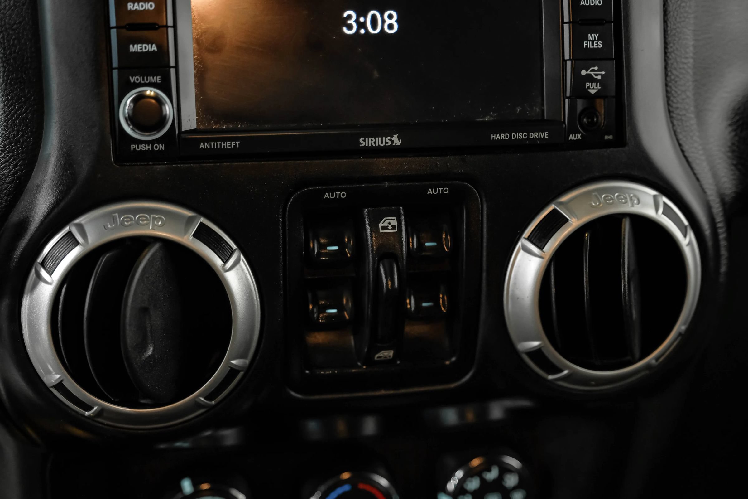 Used 2015 Jeep Wrangler Unlimited Rubicon w/ Connectivity Group AWD/4WD image 30
