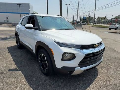 Used 2023 Chevrolet TrailBlazer LT FWD image 2