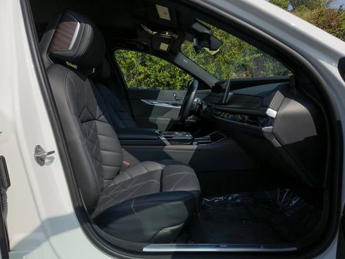 Used 2023 BMW 740i image 23