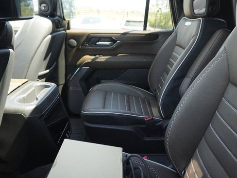 Used 2025 GMC Yukon Denali Ultimate image 8