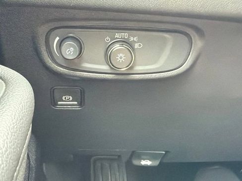 Used 2024 GMC Terrain SLE FWD image 37