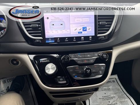 Used 2024 Chrysler Pacifica Touring-L image 19