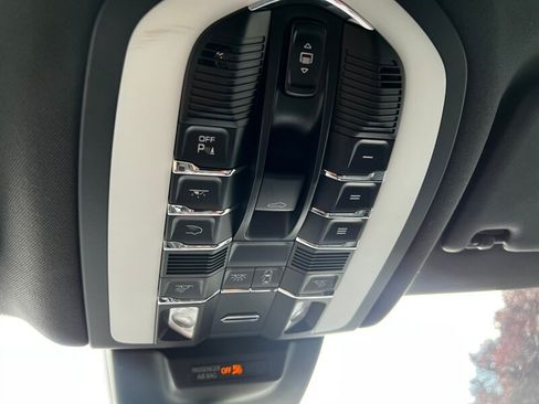 Used 2025 Porsche Macan w/ Premium Package Plus AWD/4WD image 44