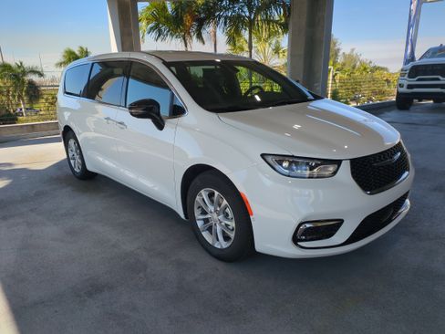 New 2026 Chrysler Pacifica Select image 2