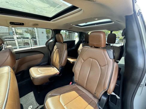 Used 2017 Chrysler Pacifica Limited w/ Advanced Safetytec Group FWD image 13