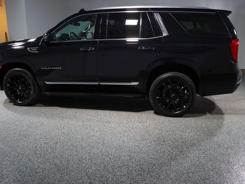Used 2023 GMC Yukon SLT w/ SLT Luxury Package image 10
