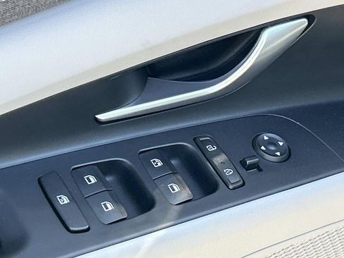 Certified 2022 Hyundai Elantra Limited FWD image 18