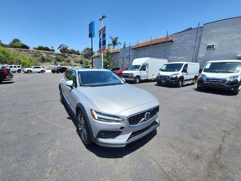 Used 2025 Volvo V60 B5 Cross Country Plus AWD/4WD image 2
