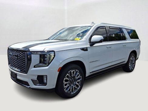 Used 2024 GMC Yukon XL Denali Ultimate AWD/4WD image 3