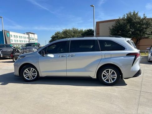 Used 2023 Toyota Sienna XSE w/ XSE Plus Package AWD/4WD image 8