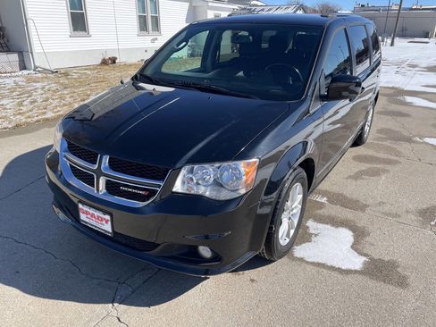 Used 2018 Dodge Grand Caravan SXT image 3