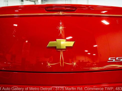 Used 2004 Chevrolet SSR w/ Preferred Equipment Group RWD image 27