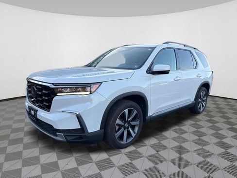 Used 2025 Honda Pilot Touring image 3