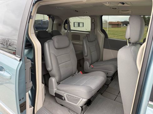 Used 2010 Chrysler Town & Country Touring image 18