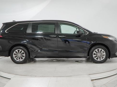 Used 2022 Toyota Sienna XLE AWD/4WD image 16