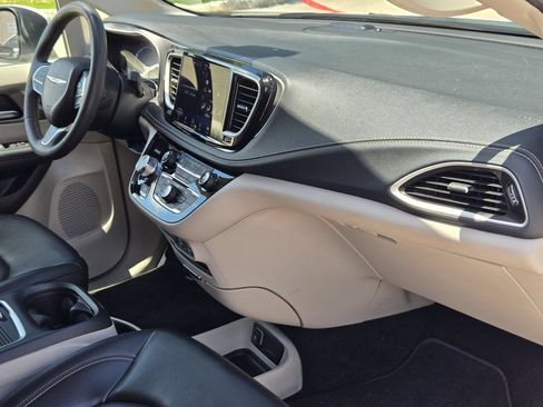 Used 2023 Chrysler Pacifica Touring-L FWD image 28