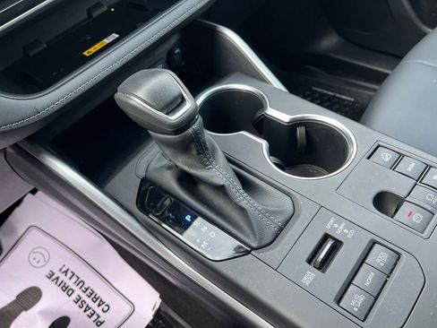 Used 2024 Toyota Highlander XLE image 25