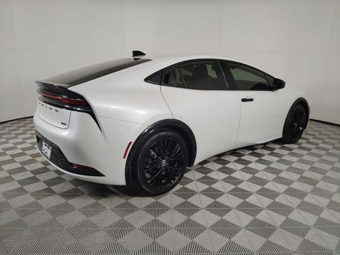 Used 2025 Toyota Prius XLE image 9