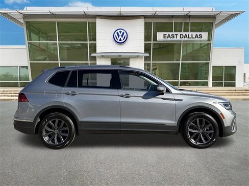 Used 2022 Volkswagen Tiguan SE image 2