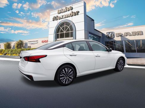 Used 2025 Nissan Altima 2.5 SV FWD image 3