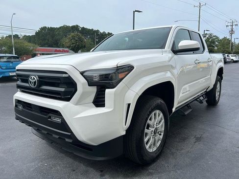 Used 2025 Toyota Tacoma SR5 AWD/4WD image 4