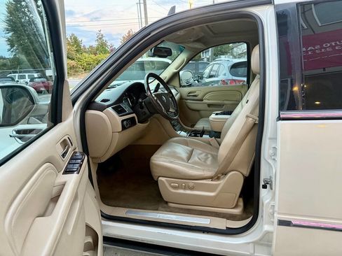 Used 2010 Cadillac Escalade Premium image 10