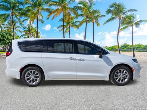 New 2026 Chrysler Pacifica Limited FWD image 3