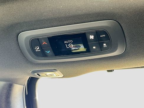 Used 2025 Chrysler Pacifica Limited FWD image 26