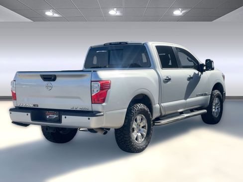 Used 2018 Nissan Titan SV w/ SV Convenience Package image 9