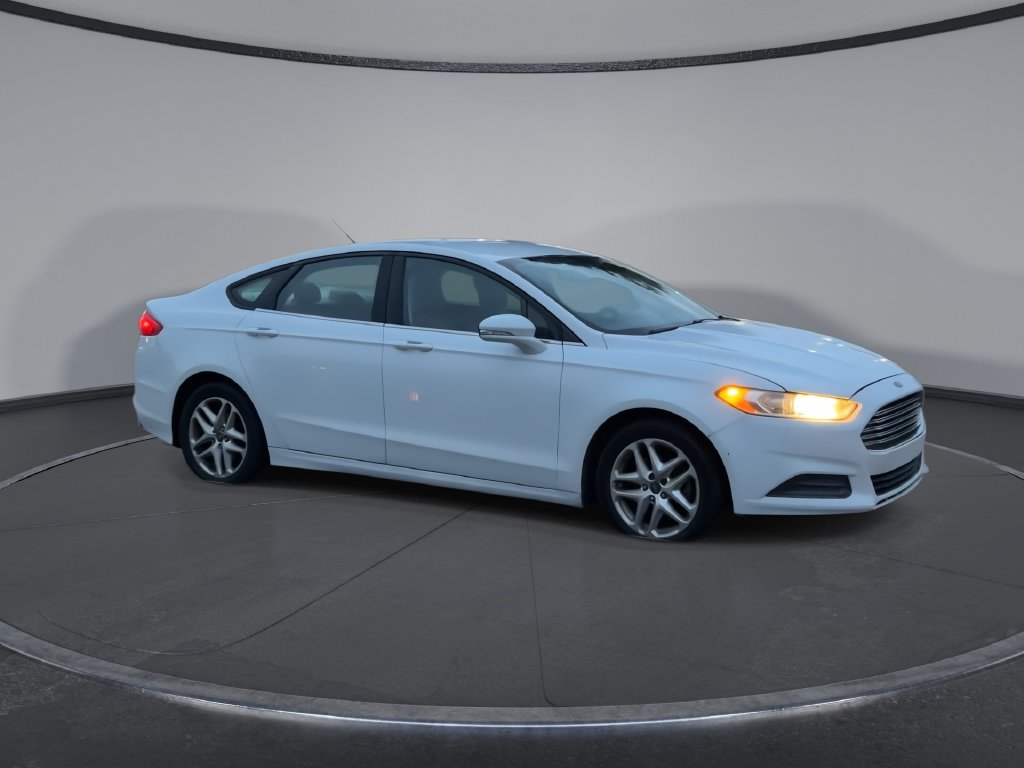 Used 2013 Ford Fusion SE FWD image 2