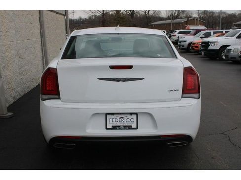 Used 2022 Chrysler 300 Touring w/ Sport Appearance Package image 4